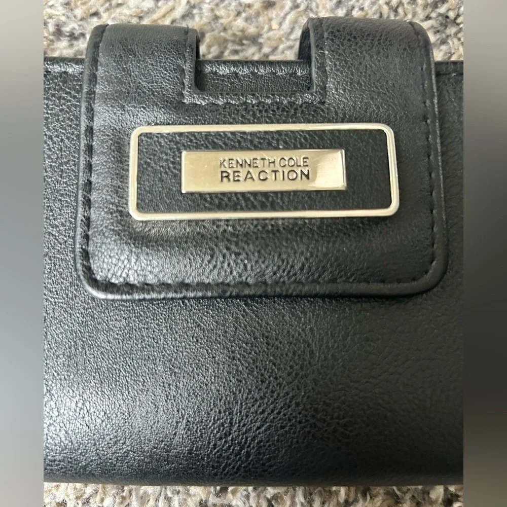 5/$25 Kenneth Cole Reaction Black Leather Wristlet/wallet